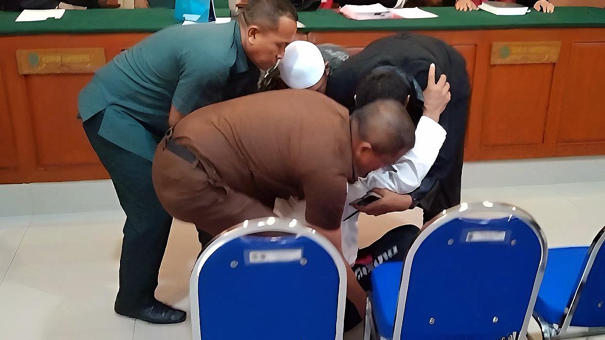kakek-masir-sujud-syukur-di-PN-Situbondo-Jatim.jpg