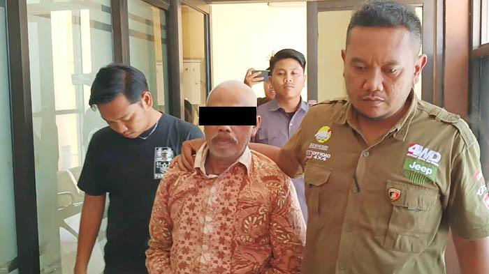 BREAKING NEWS - Seorang Kakek di Bojonegoro Bacoki Jemaah Salat Subuh, Motifnya Dendam