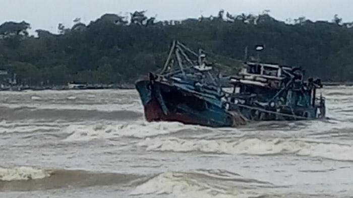 26 ABK Selamat Setelah Kapal Kandas di Pantai Niyama Tulungagung, Bawa Ikan Cakalang Rp 1 Miliar - kapal-kandas-di-pantai-Tulungagung.jpg