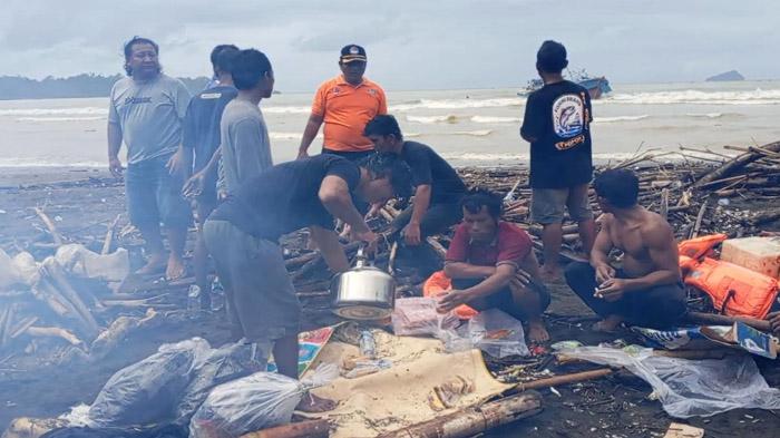 26 ABK Selamat Setelah Kapal Kandas di Pantai Niyama Tulungagung, Bawa Ikan Cakalang Rp 1 Miliar - kapal-tongkang-kandas-di-Tulungagung.jpg