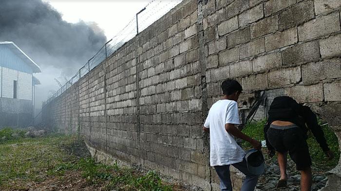 karyawan-pabrik-plastik-yang-terbakar-di-Gresik-menyelamatkan-diri.jpg