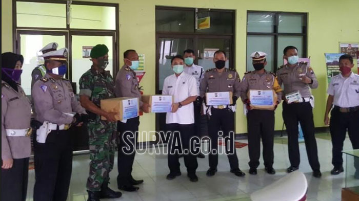 Satlantas Polres Pamekasan Beri Bantuan APD dan Vitamin untuk Petugas Medis Penanggulangan Covid-19