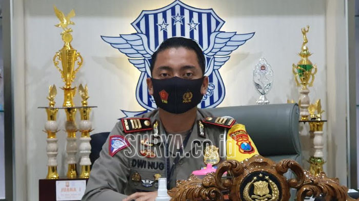 kasatlantas-polres-pasuruan-akp-dwi-nugroho-pakai-masker.jpg
