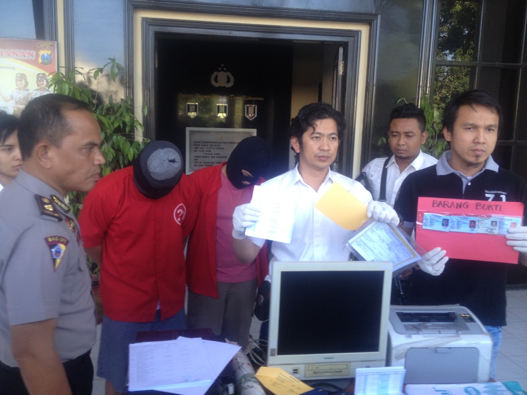 Komplotan Ini Mahir Ubah Keterangan Apapun dalam Dokumen Asli