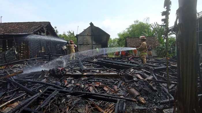 Disebut Akibat Korsleting, 4 Rumah di Bojonegoro Dilahap Api, Kerugian Capai Ratusan Juta Rupiah