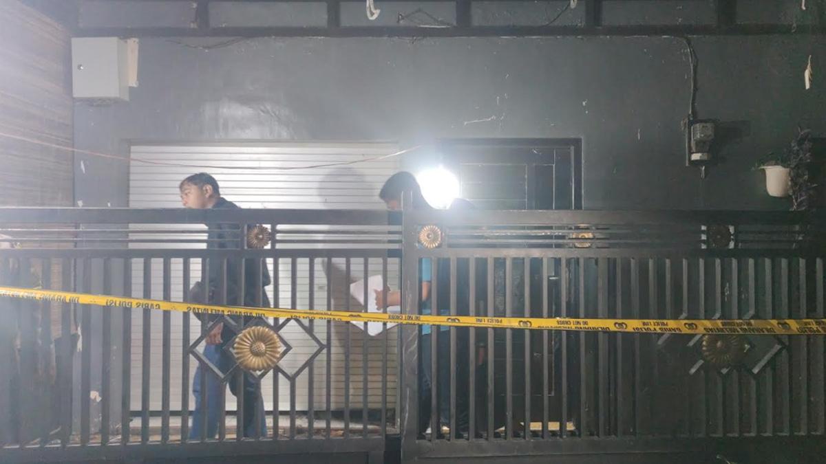 kebakaran-di-nganjuk-Petugas-juga-memasang-garis-polisi-penyebab-kebakaran-masih-diselidiki.jpg