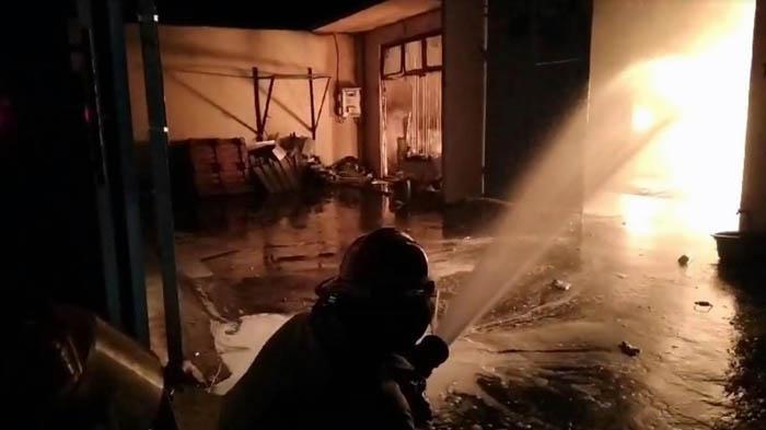 Gudang Cat dan Tinner di Menganti Gresik Dilalap Si Jago Merah, Pemadaman Butuh Waktu 7 Jam