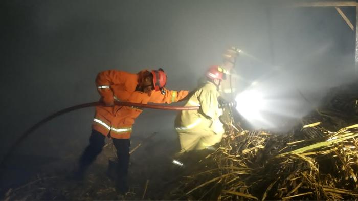 kebakaran-penggilingan-tebu-di-Trenggalek.jpg