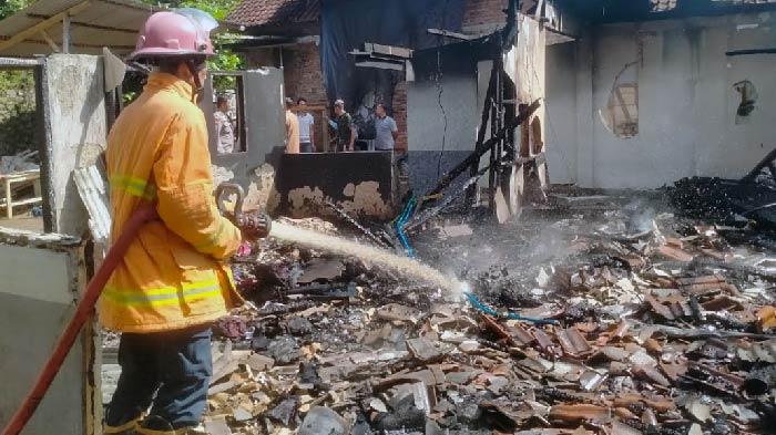 kebakaran-rumah-akibat-elpiji-bocor-di-Kecamatan-Watulimo-Trenggalek.jpg