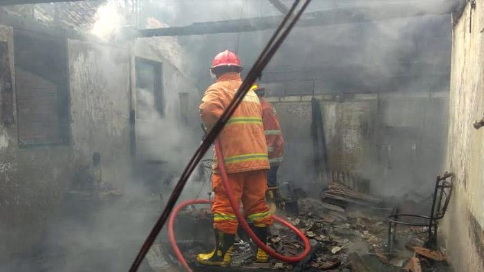 Rumah Terbakar Setelah Tamu Pulang, Kakek di Gresik Juga Kehilangan 2 Motor dan Sebuah Sepeda