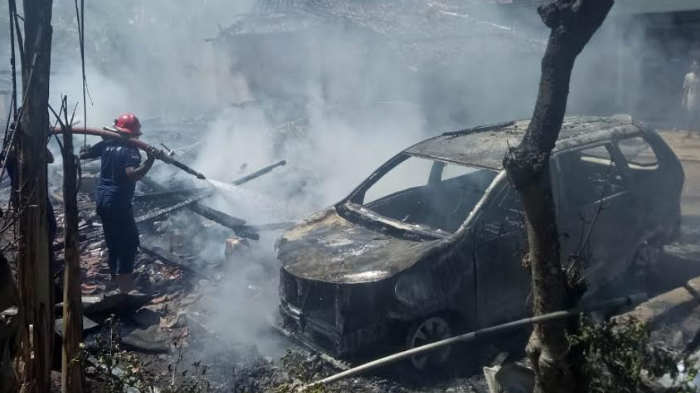 Ditinggal Pemilik, Tiga Sepeda Motor dan Satu Mobil Hangus Dilalap Api