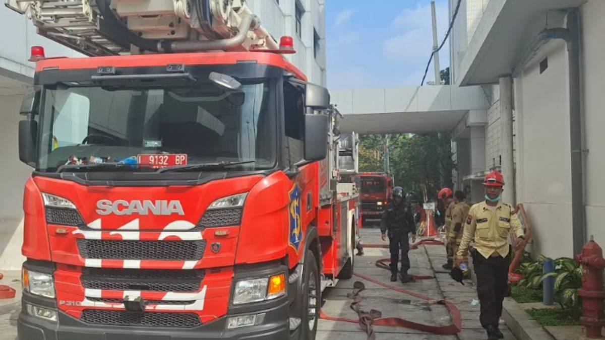 kebakaran-termasuk-dua-unit-bronto-skylift-setinggi-55-meter-dan-42-meter.jpg
