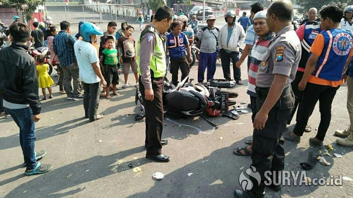 Kurang Konsentrasi, Sopir Mobil APV Tabrak Satu Keluarga Pengendara Sepeda Motor Matic