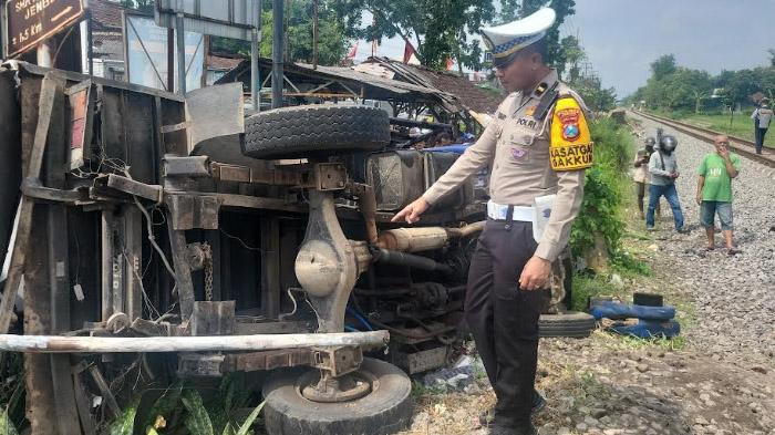 kecelakaan-di-rel-KA-Jember.jpg