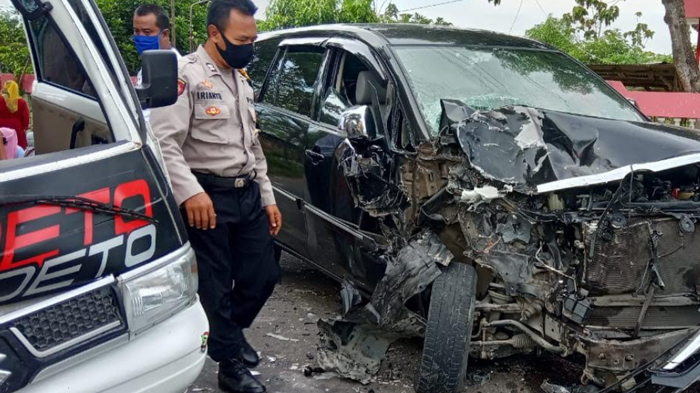 Pikap dan Innova Tabrakan Hingga Ringsek di Tuban, Pengemudi Hanya Luka Ringan