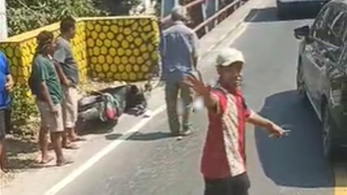 Kecelakaan Tragis di Bojonegoro, Perempuan Muda Tewas Ditabrak Truk Disaksikan Ayah