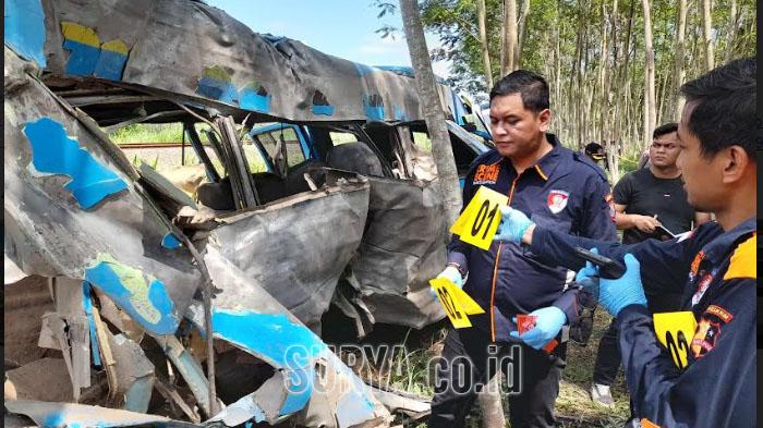 kecelakaan-maut-mobil-minibus-Isuzu-Elf-versus-Kereta-Api-Probowangi.jpg
