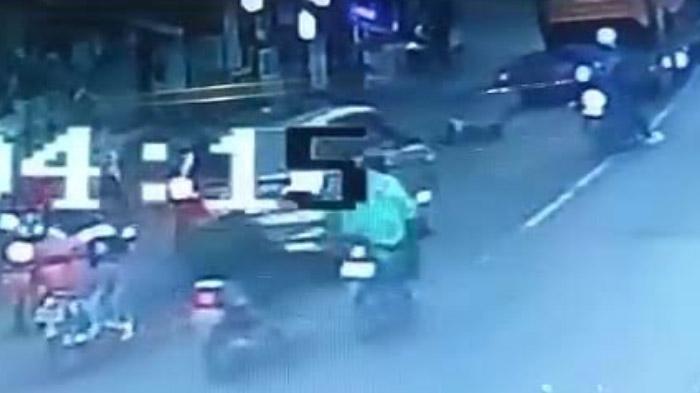 Pria 61 Tahun Terhempas Truk Alat Berat di Gresik, Motor Oleng Saat Mendahului Dari Kiri