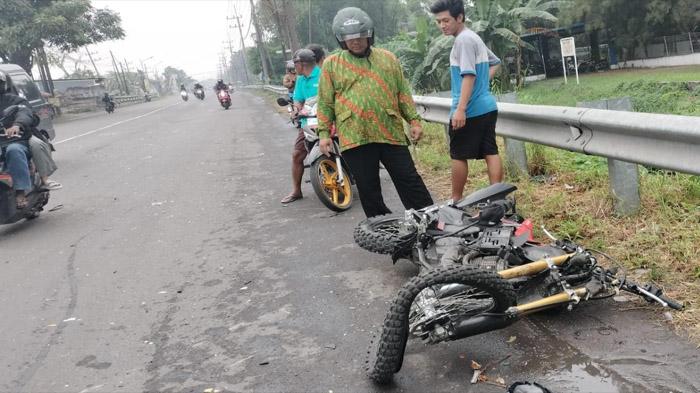 2 Tewas Akibat Truk Mendahului Dan Hantam Motor di Driyorejo Gresik, Korban Terbang Masuk Parit