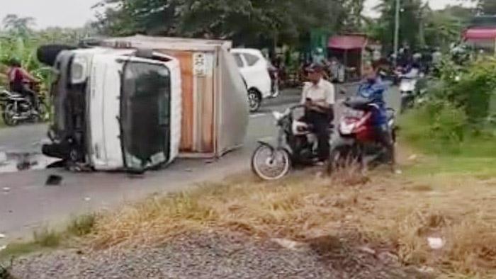 Truk Boks Biang Petaka di Gresik, Menyalip Terlalu ke Kanan Sampai Tabrak Motor, Lalu Terguling
