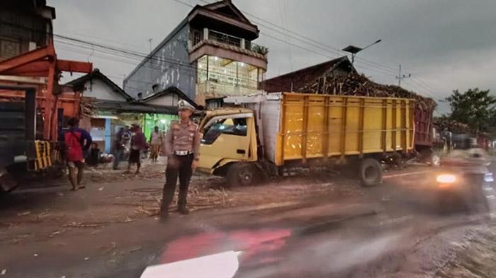 Tabrakan Kelas Berat 2 Truk Tebu Di Jalur Blitar-Malang, Polisi Terpaksa Alihkan Arus Lalu Lintas