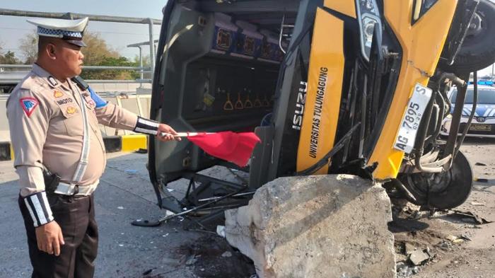 BREAKING NEWS - Bus Rombongan SMAN 1 Kedungwaru Tulungagung Kecelakaan di Tol Sumo, 1 Guru Tewas