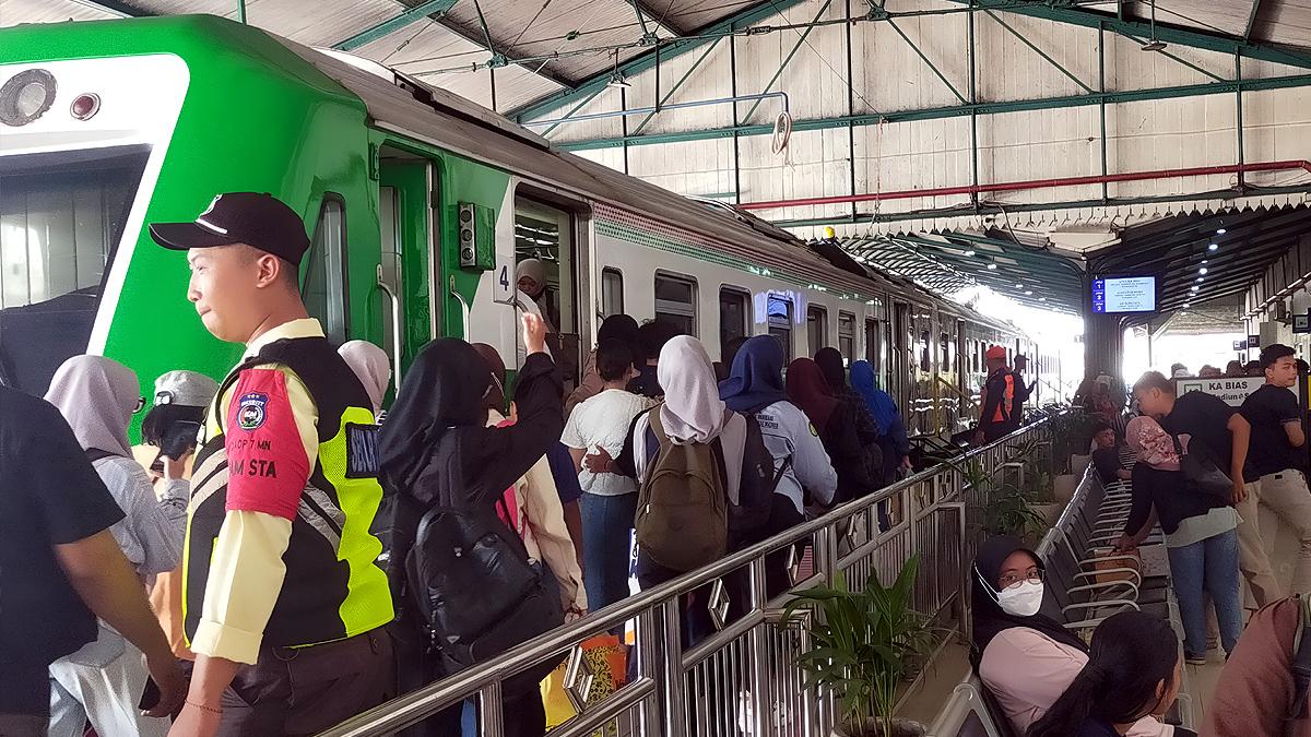 kedatangan-KA-BIAS-di-Stasiun-Madiun-Jatim.jpg
