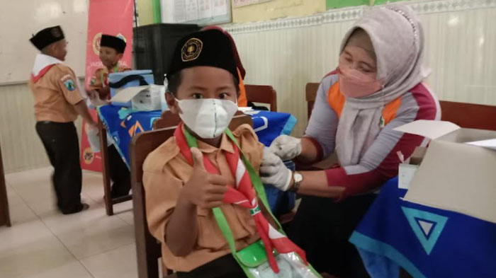 Dinkes dan BIN Vaksinasi Covid-19 Anak-anak Siswa SD dan TK di Bungah Gresik