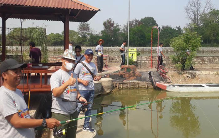 Momen Santai Sambil Tampung Masukan Wartawan, Kajari Gresik Ajak Mancing Bareng