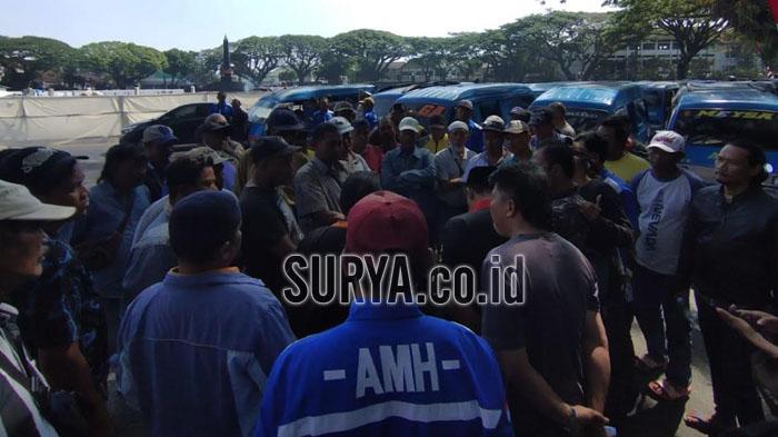 BREAKING NEWS Demo Sopir Angkot Kota Malang, Tagih Janji Dana Bantuan dan Konversi Bis Sekolah