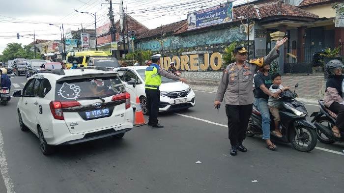 kemacetan-arus-lalu-lintas-di-simpang-empat-Cuwiri-Tulungagung.jpg