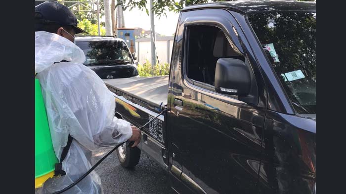 kendaraan-disemprot-dengan-disinfektan-di-pintu-masuk-tempat-uji-kendaraan.jpg