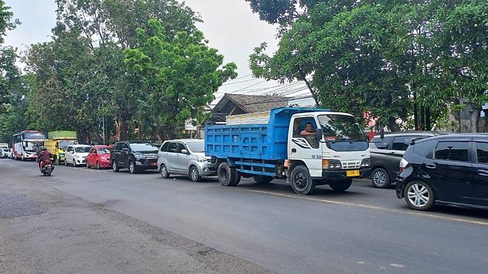 kendaraan-yang-masuk-dan-melintas-di-jalan-nasional-Lamongan.jpg