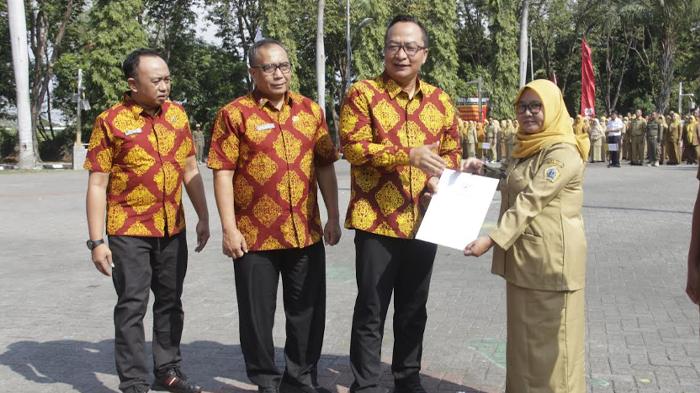 kepada-ratusan-PPPK-di-di-Kantor-Bupati-Gresik-Jumat-2982025.jpg