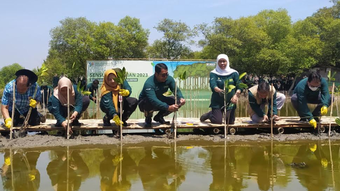 kepala-bps-jatim-dadang-hardiwan-bersama-gubernur-jatim-khofifah.jpg