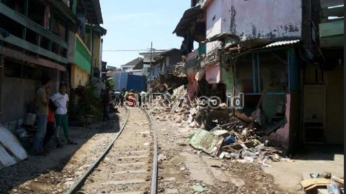 Begini Akibat Bangun Rumah Hanya 2 Meter dari Rel Kereta Api