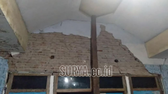 kerusakan-akibat-gempa-di-desa-majang-kecamatan-dampit-kabupaten-malang-jumat-malam.jpg