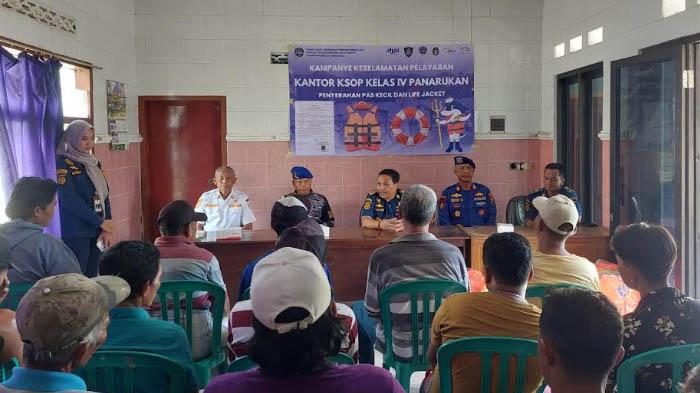 Sosialisasi Keselamatan Melaut Saat Cuaca Ekstrem, KSOP Panarukan Situbondo Bagikan Life Jacket