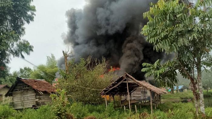 kkb-bersenjata-Papua-bunuh-Indra-guru.jpg
