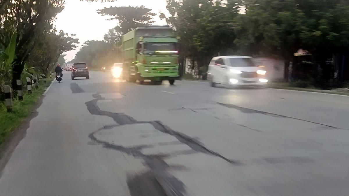 kondisi-Jalan-Nasional-Bojonegoro-Cepu-1432026.jpg