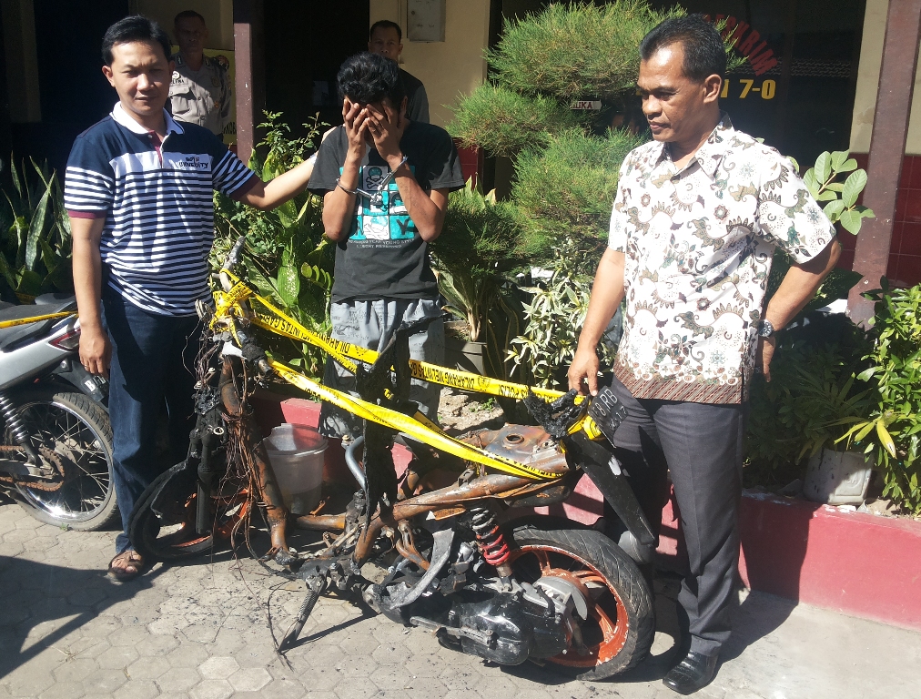 Warga Surabaya Tolong 2 Pemuda Tersungkur di Jalan, Ternyata Penjambret