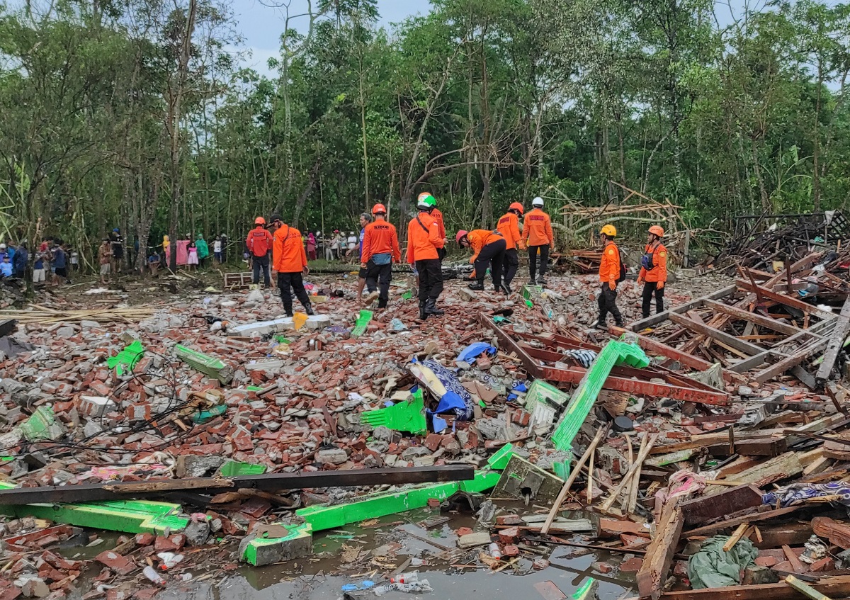 kondisi-reruntuhan-bangunan-rumah-milik-darman-yang-hancur-akibat-ledakan.jpg