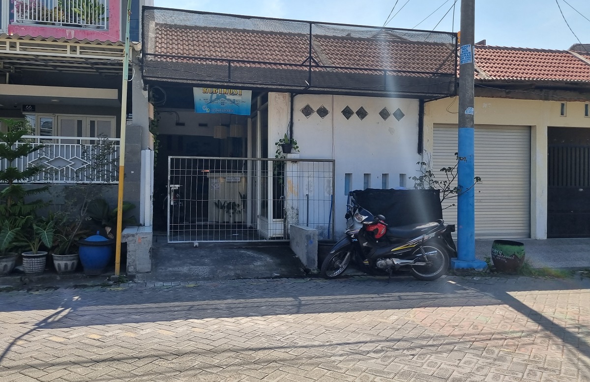 kondisi-rumah-rubykost-digrebek-satresnarkoba-polres-gresik.jpg