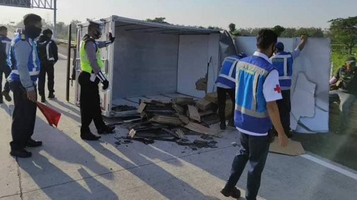 Truk Box Bermuatan Keramik Terguling di Tol Kertosono, Diduga Akibat Kelebihan Muatan
