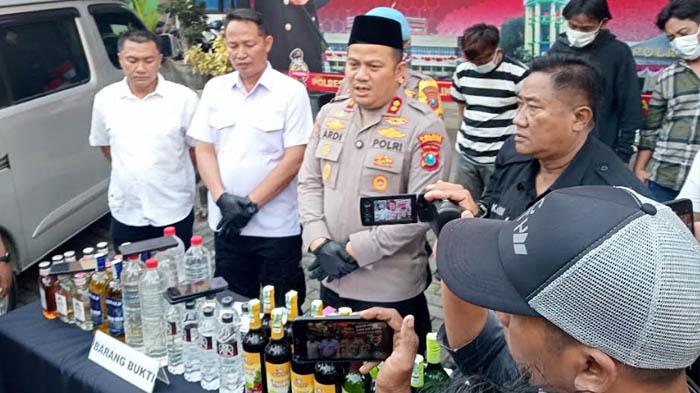 konferensi-pers-kasus-peredaran-miras-di-Jombang-Jatim-2942025.jpg