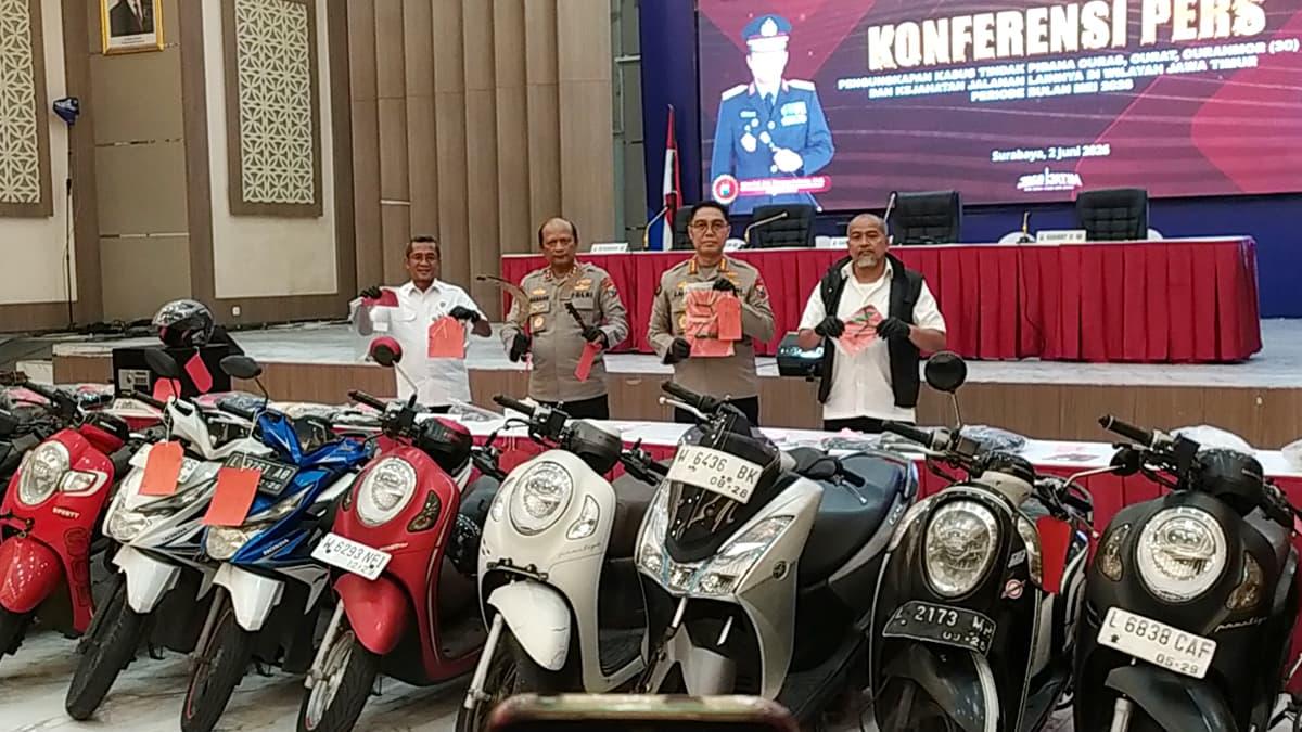 konferensi-pers-pengungkapan-kasus-kejahatan-di-Polda-Jatim.jpg