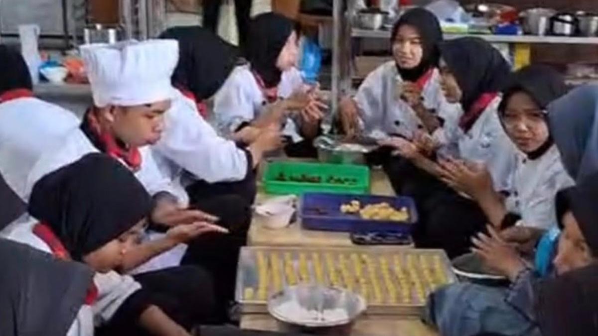kue-kering-sebanyak-3124-toples-dengan-nilai-jual-mencapai-Rp-210-juta.jpg