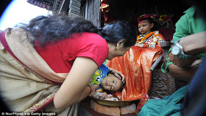 Dianggap Titisan Dewi, Bocah 7 Tahun Ini Disembah Ribuan Rakyat Nepal