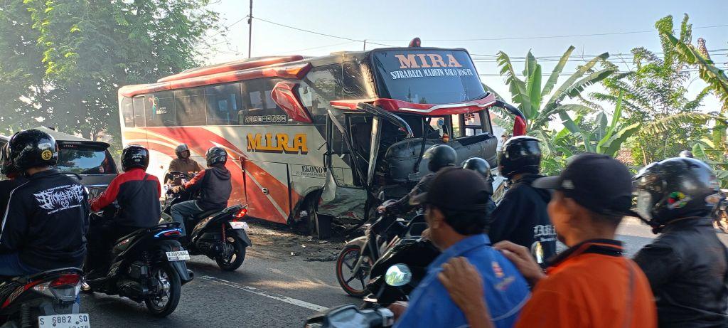 Kronologi Bus Mira Hantam Innova di Balongbendo, Sopir Tewas Tiga Terluka - Surya.co.id