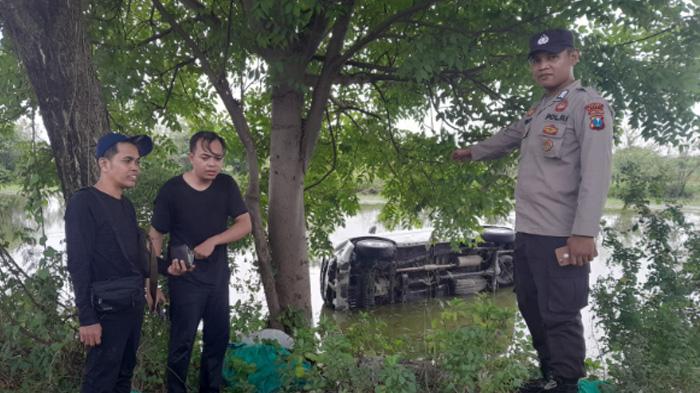 Kecelakaan Kedua di Duduksampeyan Gresik, Xenia Oleng Beriringan Dengan Tronton Dan Terjun ke Tambak